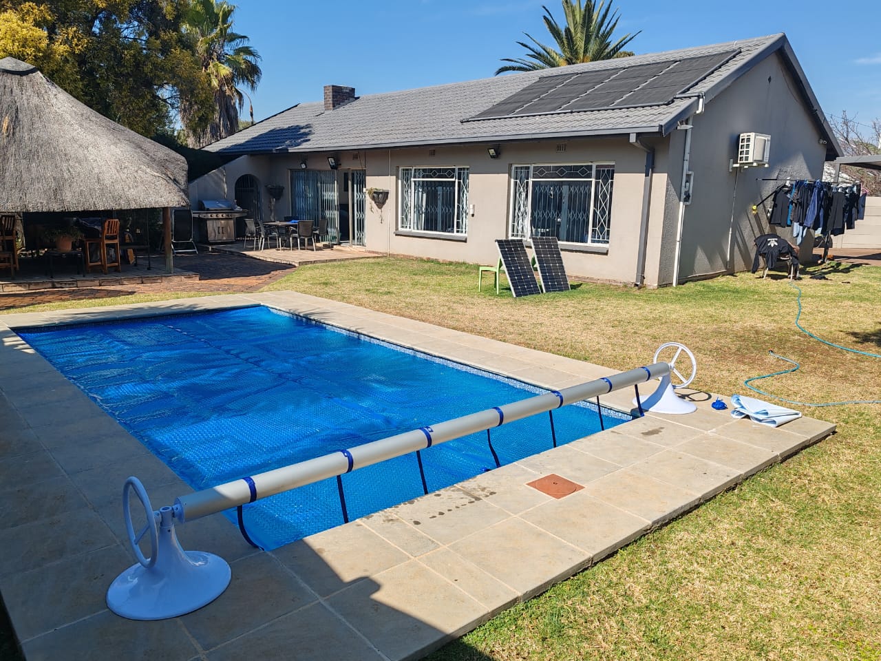 Pool covered with a thermal solar blanket